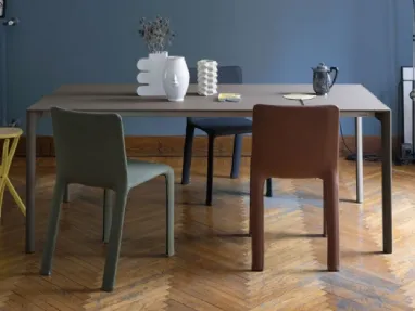 Tavolo rettangolare in metallo grigio Maki di Kristalia