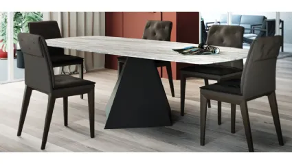 Tavolo con top in ceramica con supporto vetro e basamento in acciaio verniciato Monty Bo di Domitalia