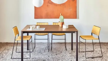 Tavolo allungabile More con top impiallacciato di rovere naturale e base in metallo di Midj