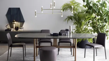 Tavolo Torii con top in marmo Grigio e base in legno di Novamobili
