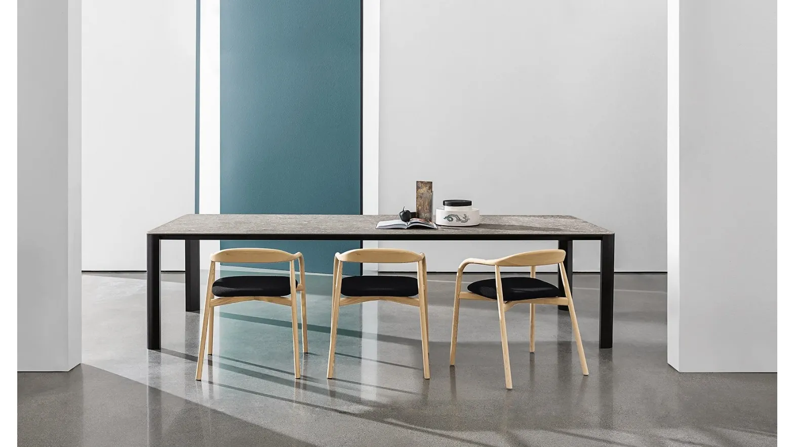 Tavolo Kodo con top in ceramica e base in alluminio verniciato di Sovet