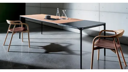 Tavolo Slim Extensible in legno con allunga in HPL Nero e gambe in alluminio di Sovet
