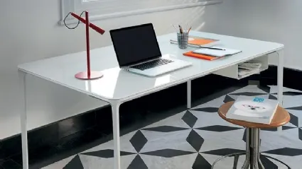Tavolo Slim Office con top in vetro laccato e base in alluminio di Sovet