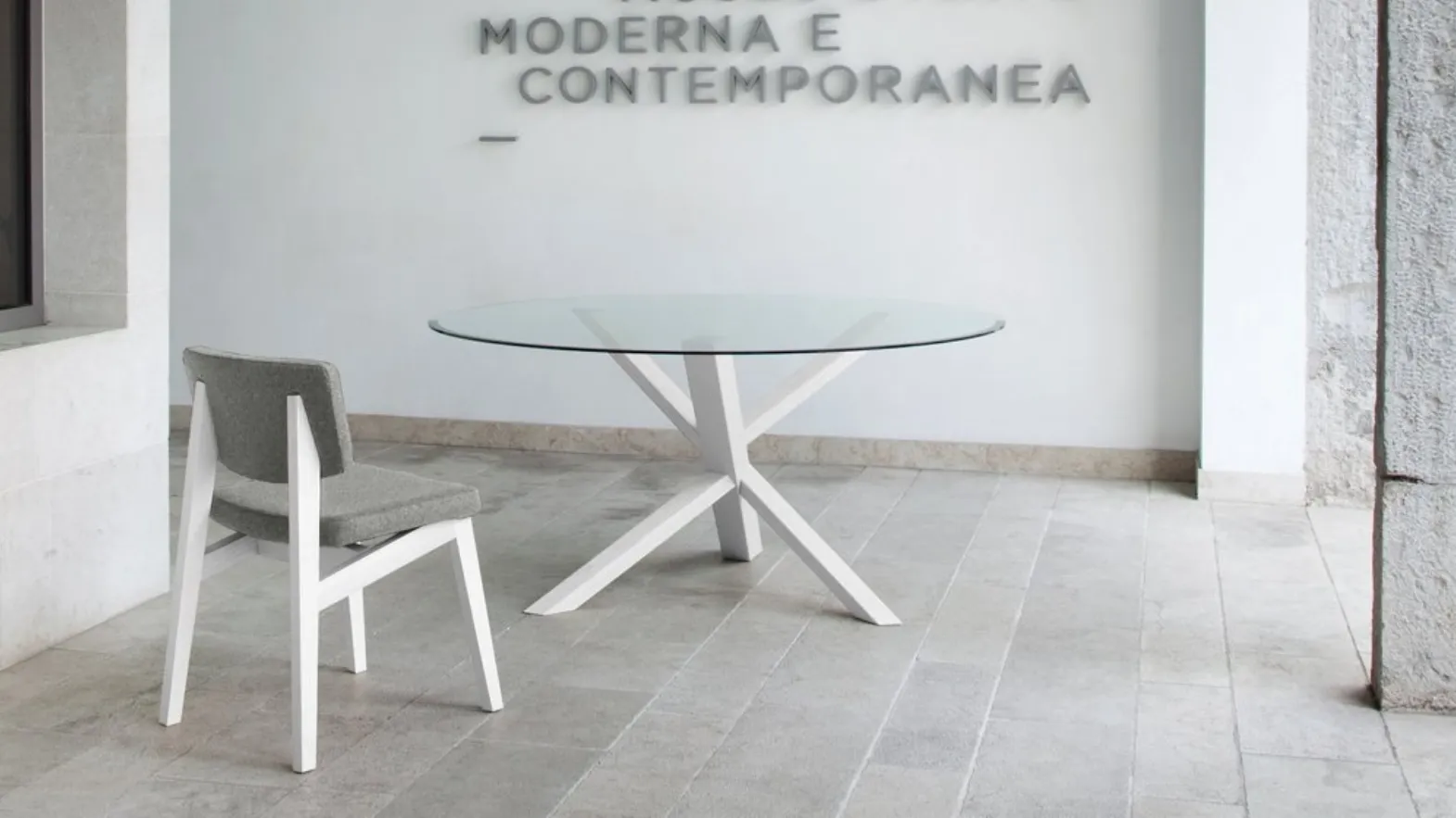 Tavolo rotondo con top in vetro temprato e base in legno verniciato Tree T di Domitalia