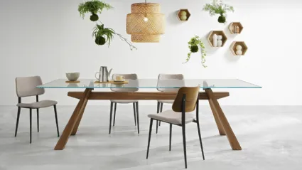 Tavolo con gambe in legno e piano in vetro Zeus LG di Midj