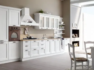 Cucina Classica Venezia in massello di frassino finitura decapè bianco di Forma la cucina