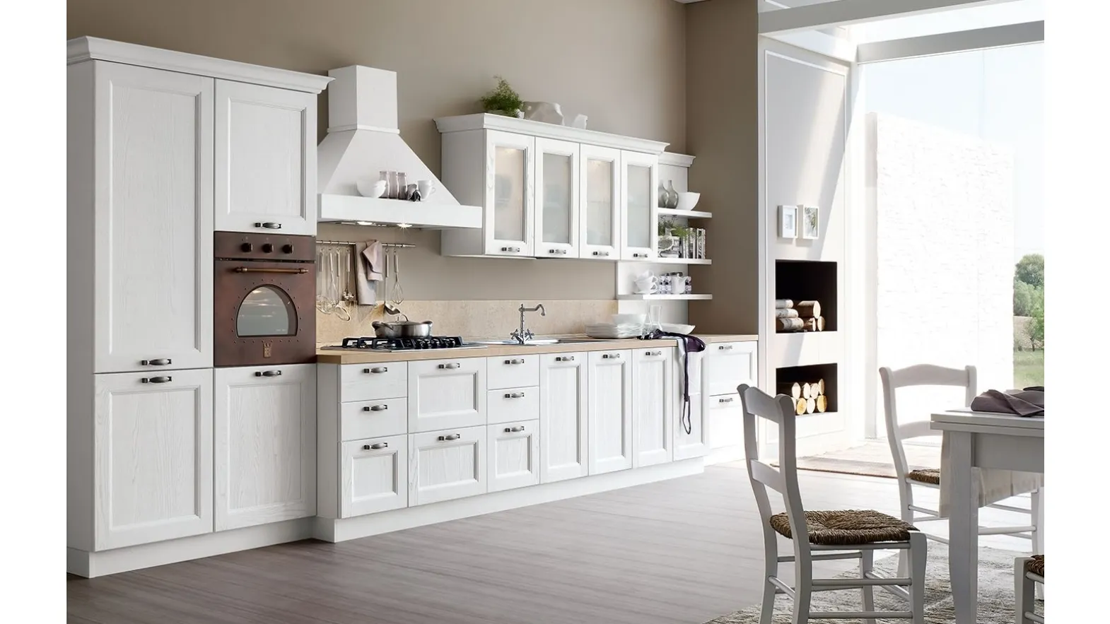 Cucina Classica Venezia in massello di frassino finitura decapè bianco di Forma la cucina