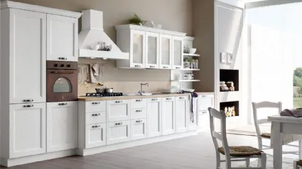 Cucina Classica Venezia in massello di frassino finitura decapè bianco di Forma la cucina