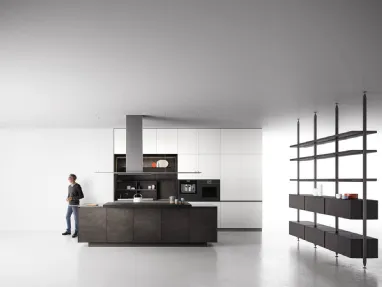 Cucina Moderna con isola finitura Nobilitato Rasato Fumè e laccato opaco Neve con top in acciaio Anice 04 di Valdesign