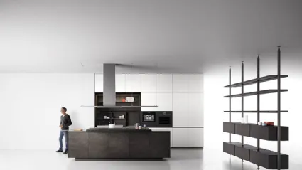 Cucina Moderna con isola finitura Nobilitato Rasato Fumè e laccato opaco Neve con top in acciaio Anice 04 di Valdesign