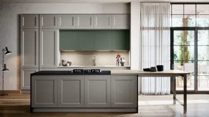 Cucina Moderna con isola Asia in materico laccato ardesia e laccato opaco verde bosco di Forma la cucina