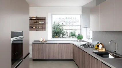Cucina Moderna angolare Colibrì Intra in finitura frassino castoro e laccato tortora nevada di Forma la cucina