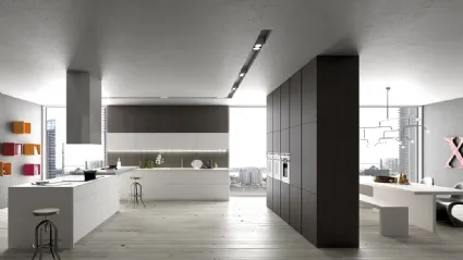 Cucina Moderna con penisola Forty5 02 in laccato opaco Bianco e Platino con colonne finitura Olmo Caffè di Valdesign