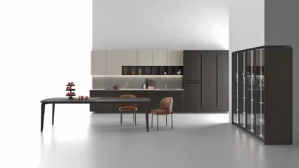 Cucina Moderna lineare Logica 09 finitura nobilitato Eukalipto fossile e laccato opaco Aghata con top  e schienale in Laminam Piasentina Grigio fiammato di Valdesign