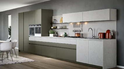 Cucina Moderna Trend lineare in laccato opaco muschio e finitura pietra piave di Forma la cucina