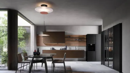 Cucina Moderna lineare Zafferano 01 finitura Aludust Ambra, Noce naturale e laminam Nero di Valdesign