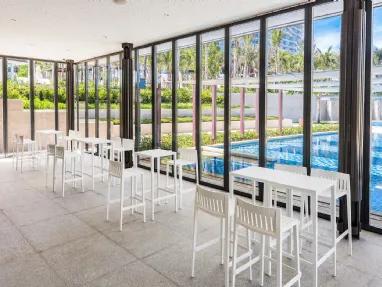 Tavolo e sgabelli da giardino Spritz di Vondom