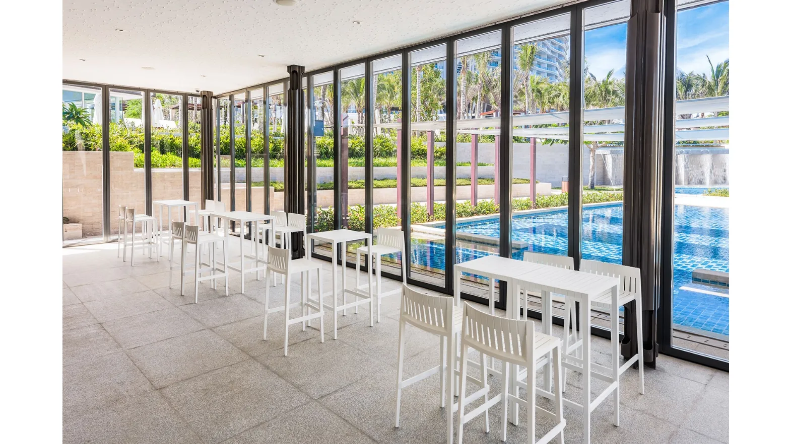Tavolo e sgabelli da giardino Spritz di Vondom