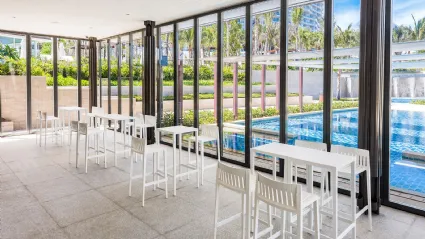 Tavolo e sgabelli da giardino Spritz di Vondom