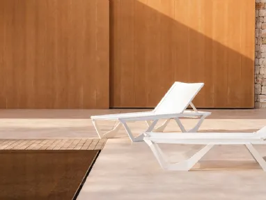 Sdraio da giardino impilabile Voxel Sun Chaise di Vondom