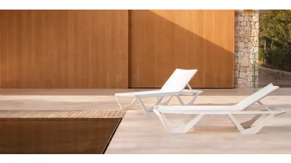 Sdraio da giardino impilabile Voxel Sun Chaise di Vondom